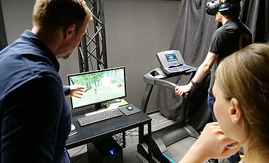 Das Training in einer virtuellen Umgebung kann die Motivation von Reha-Patienten steigern.