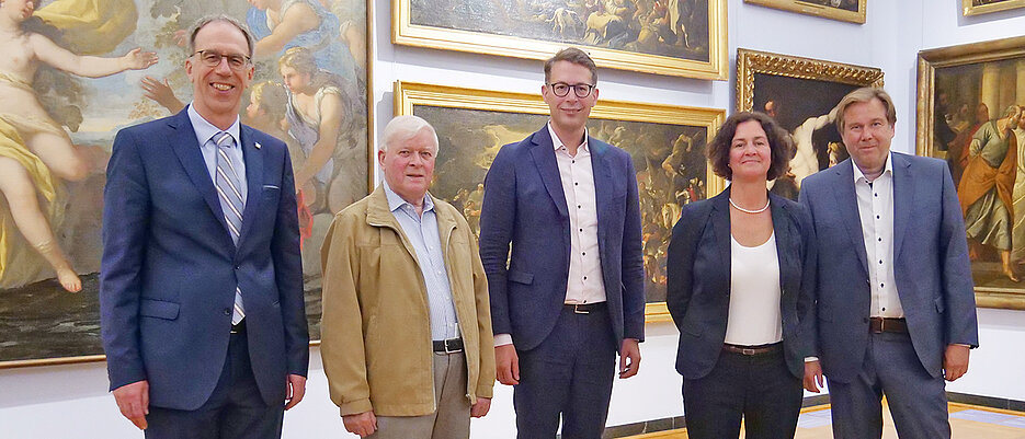 Gruppenbild in der Gemäldegalerie nach der Diskussion. Im Foto zu sehen sind (v.l.): Paul Pauli, Walter Eykmann, Markus Blume, Maria Eisenmann sowie Vizepräsident Matthias Bode.