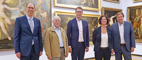 Gruppenbild in der Gemäldegalerie nach der Diskussion. Im Foto zu sehen sind (v.l.): Paul Pauli, Walter Eykmann, Markus Blume, Maria Eisenmann sowie Vizepräsident Matthias Bode.