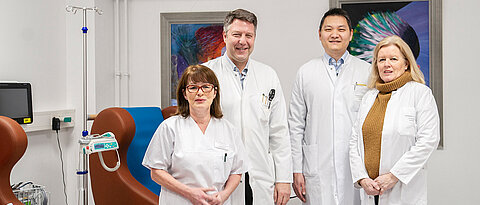 Professor Jens Volkmann, Direktor der Neurologischen Klinik und Poliklinik (2.v.l.), mit dem Leiter der neuen Infusionsambulanz, Privatdozent Dr. Chi Wang Ip, Pflegekraft Gabriele Büschel (l.) und Arzthelferin Marion Endrich.