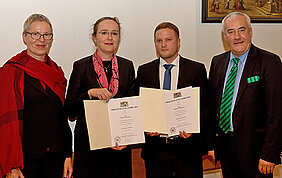 Preisverleihung in München: Wissenschaftsminister Ludwig Spaenle (rechts) und Vizepräsidentin Barbara Sponholz (Universität Würzburg, links) gratulieren den Preisträgern Anke Krüger und Philipp Singer (Foto: Friedrich Schmidt, LMU)