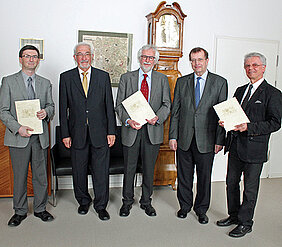 Übergabe der Förderbescheide mit (v.l.): Professor Hakan Kayal (ASMET), Regierungspräsident Paul Beinhofer, Professor Jürgen Tautz (HOBOS), Universitätspräsident Alfred Forchel und Professor Franz Jakob (Bewegungszentrum). (Foto: Regierung von Unter