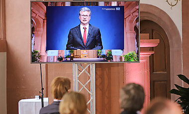 Bayerns Wissenschaftsminister Bernd Sibler war mit einem digitalen Gruußwort beim Stiftungfest 2021 vertreten.