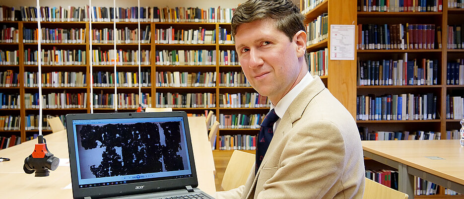 Kilian Fleischer in der Bibliothek des Instituts für klassische Philologie.
