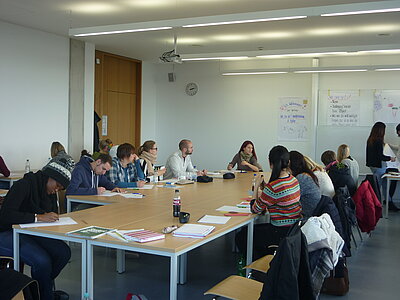 Konzentriertes Arbeiten im bildungswissenschaftlichen Workshop - Ergebnisse unten (Foto: M. Makni)