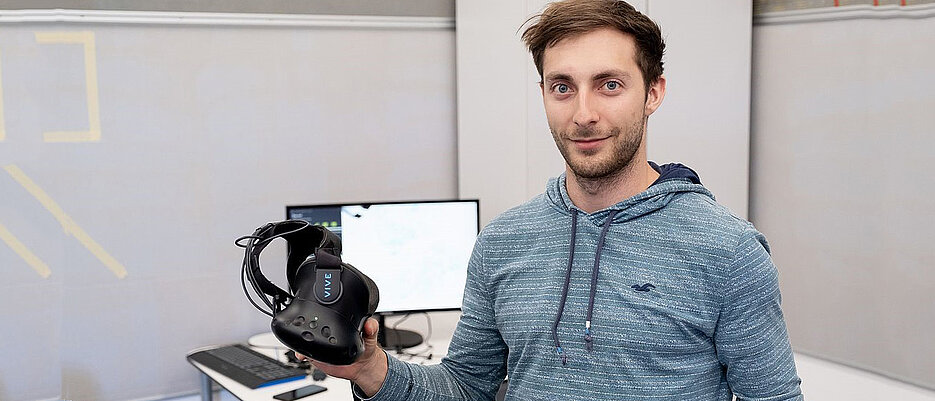 Andreas Dengel im Didaktischen Labor der Universität Passau mit einer Virtual-Reality-Brille der Studie.