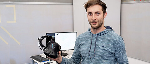 Andreas Dengel im Didaktischen Labor der Universität Passau mit einer Virtual-Reality-Brille der Studie.