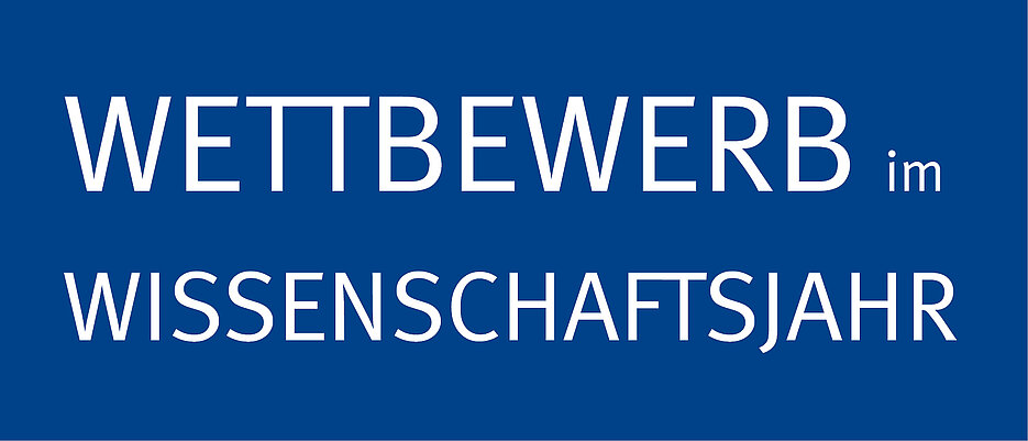 Blaue Farbfläche mit der Schrift "Wettbewerb im Wissenschaftsjahr"