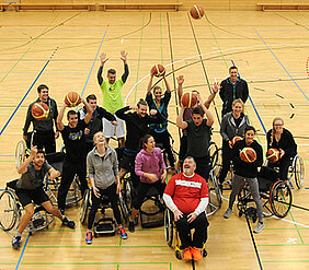 Die Teilnehmer der Lehrveranstaltung "Rollstuhlsport / Rollstuhlbasketball" am Sportzentrum der Uni Würzburg.