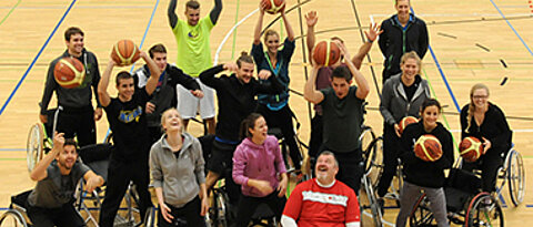 Die Teilnehmer der Lehrveranstaltung "Rollstuhlsport / Rollstuhlbasketball" am Sportzentrum der Uni Würzburg.