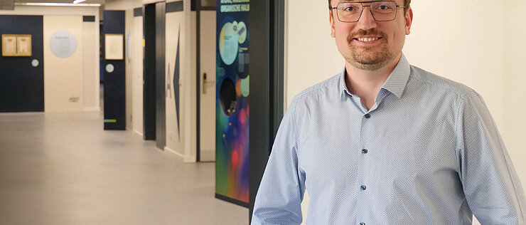 Dr. Johannes Mitscherling leitet seit 1. August 2026 an der Universität Würzburg eine Emmy-Noether-Nachwuchsgruppe, die am Lehrstuhl für Theoretische Physik IV angesiedelt ist.