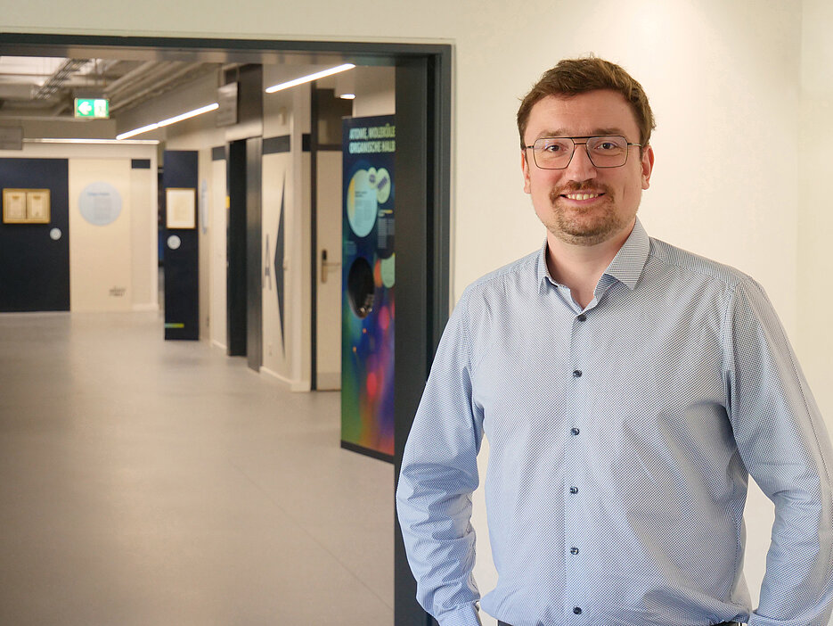 Dr. Johannes Mitscherling leitet seit 1. August 2026 an der Universität Würzburg eine Emmy-Noether-Nachwuchsgruppe, die am Lehrstuhl für Theoretische Physik IV angesiedelt ist.