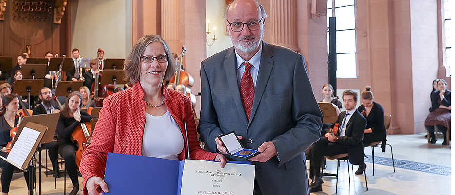 Professor Michael Erler wurde mit der Julius-Maximilians-Verdienstmedaille ausgezeichnet. Die Laudatio hielt Vizepräsidentin Doris Fischer.