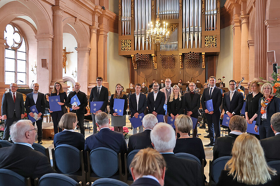 Die gemeinsamen Promotionspreise der Unterfränkischen Gedenkjahrstiftung für Wissenschaft und der Universität Würzburg wurden von Unterfrankens Regierungspräsident Eugen Ehmann (links) und Vizepräsidentin Caroline Kisker (rechts) verliehen.