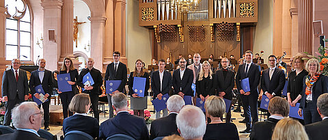 Die gemeinsamen Promotionspreise der Unterfränkischen Gedenkjahrstiftung für Wissenschaft und der Universität Würzburg wurden von Unterfrankens Regierungspräsident Eugen Ehmann (links) und Vizepräsidentin Caroline Kisker (rechts) verliehen.