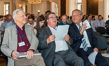 Professor Laurens Molenkamp, Bürgermeister Adolf Bauer und Ministerialdirigent Michael Mihatsch.