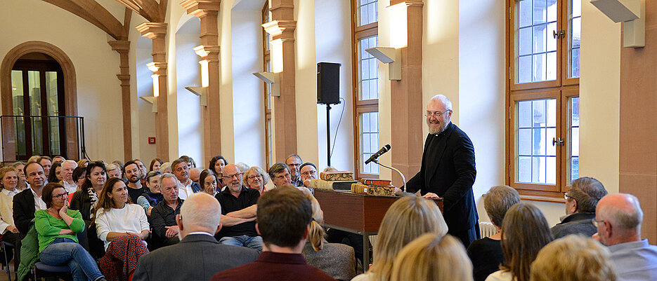 Markus Grimm als Anton Ruland im Foyer der Neubaukirche.