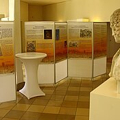 Blick in die frisch eröffnete Ausstellung