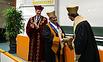 Dekan Holger Helten (re.) und Präsident Paul Pauli (li.) gratulieren Professor Jarugu Narasimha Moorthy zum Erhalt der Ehrendoktorwürde.