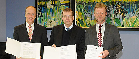 Vertragsunterzeichnung mit (v.l.): Prof. Dr. Robert Grebner, Präsident der FHWS, Prof. Dr. Alfred Forchel, Präsident der Uni Würzburg, und Prof. Dr. Wolfgang Baier, Präsident der OTH. (Foto: Gunnar Bartsch)