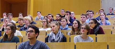 Schon vor dem Vorlesungsbeginn können Studieneinsteiger in Vorkursen der Uni Würzburg ihr Vorwissen auffrischen und ihre Mitstudierenden kennenlernen. 