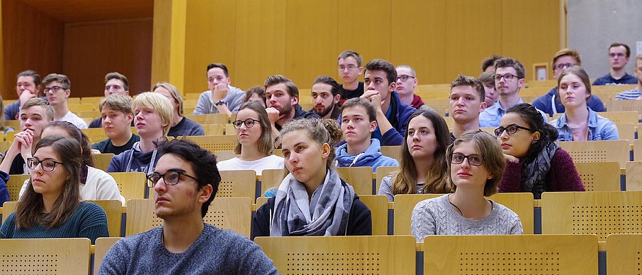 Schon vor dem Vorlesungsbeginn können Studieneinsteiger in Vorkursen der Uni Würzburg ihr Vorwissen auffrischen und ihre Mitstudierenden kennenlernen. 
