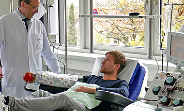 Markus Böck, der Leiter des Instituts für Klinische Transfusionsmedizin und Hämotherapie, im Gespräch mit einem Thrombozytenspender.
