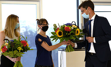 Patrick Meybohm dankte unter anderem stellvertretend zweiAssistenzärztinnen seiner Klinik, Nora Schorscher (links) und Monika Berberich, für ihren aufopferungsvollen Einsatz während der Corona-Pandemie.