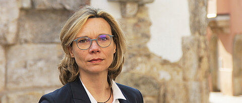 Babett Edelmann-Singer vor der römischen Porta Praetoria in Regensburg. 