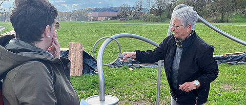 Der „heiße Draht“ – eine Übung auf der bewegten Dorfrunde in Wülfershausen. 