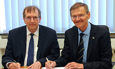 Präsident Alfred Forchel und Gerhard Bringmann unterzeichnen Vertrag.. (Foto: R. Emmerich)
