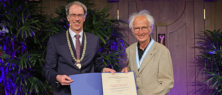 Helmut Schwarz (rechts) wurde auf dem Stiftungsfest 2022 mit der Ehrensenatorwürde ausgezeichnet. Ihm gratulierte Präsident Paul Pauli. 