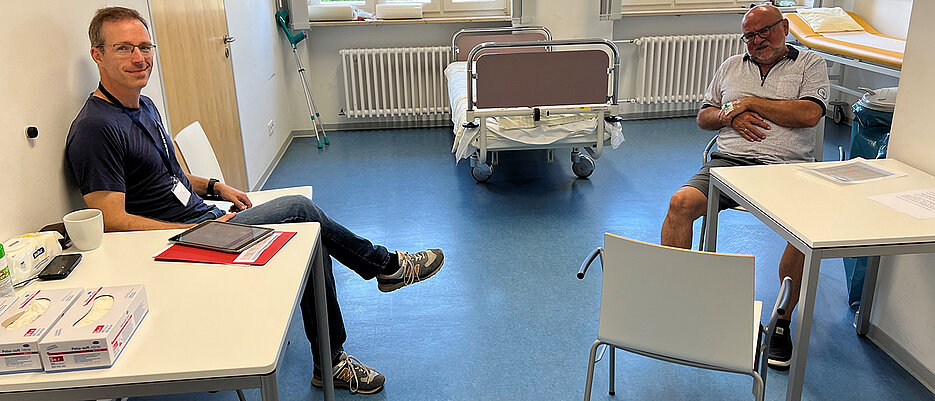 Typischer Prüfungsaufbau bei der OSCE: Prüfer (li.) und „Patient“ erwarten die Prüflinge an einer der Stationen. 