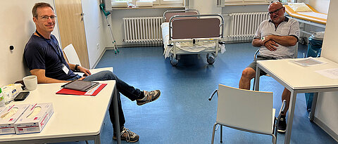 Typischer Prüfungsaufbau bei der OSCE: Prüfer (li.) und „Patient“ erwarten die Prüflinge an einer der Stationen. 