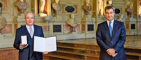 Professor Ulrich Konrad erhielt den Maximiliansorden von Bayerns Ministerpräsident Markus Söder (r.).