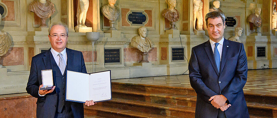 Professor Ulrich Konrad erhielt den Maximiliansorden von Bayerns Ministerpräsident Markus Söder (r.).