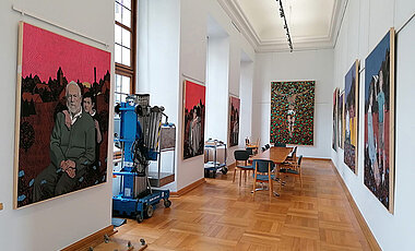 Noch ist nicht alles aufgeräumt, aber die Wände der Kleinen Galerie erstrahlen schon von Jaroslav Dražils großformatigen Bildern.