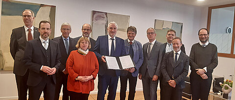 Vertreterinnen und Vertreter der bayerischen Universitäten unterzeichneten die Erklärung zur Gründung des Forschungsnetzwerkes für digitale Sicherheit. Links JMU-Präsident Paul Pauli.