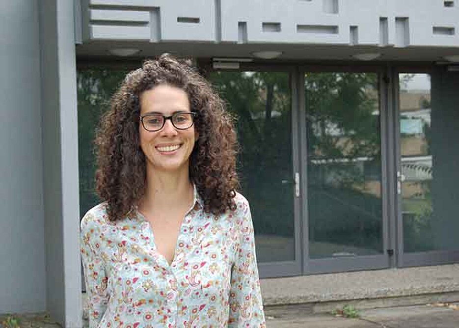 Doktorandin Paola Ravasio vor dem Philosophiegebäude der Uni Würzburg. (Foto: Robert Emmerich)