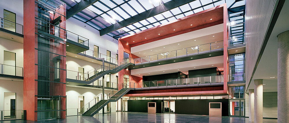 Foyer des Rudolf-Virchow-Zentrums der Uni Würzburg mit Blick auf den Hörsaalkubus.