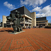 Die Universitätsbibliothek Würzburg auf dem Hubland-Campus.
