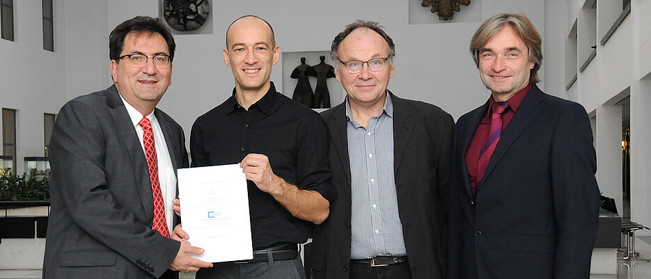 Gruppenbild nach der Unterzeichung des Kooperationsvertrags mit (v.l.): Dekan Toker Doganoglu, Gerdie Everaert (Gent), Johann Fehr und Studiendekan Martin Kukuk.