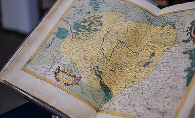 Historisches mit Zukunft. Der Atlas soll an der JMU in Digitalisierungs-, IT- und KI-Projekten eine wichtige Rolle spielen. 