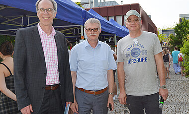 Unipräsident Paul Pauli (l.), Unikanzler Uwe Klug und Lukas Worschech, Leiter des Service Centre InterNational Transfer, beim Rundgang über das Gelände. 