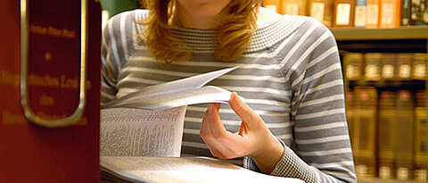 Studentin zwischen Bücherregalen der Würzburger Universitätsbibliothek. (Foto: Gunnar Bartsch)