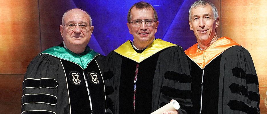 Alfred Forchel, the President of the University of Würzburg, (centre) at the awarding ceremony of the honorary doctorate in Haifa with Professor Peretz Lavie, the President of the Technion, (left) and Technion Vice President, Professor Adam Schwartz.