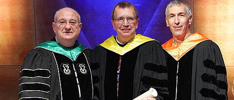 JMU-Präsident Professor Alfred Forchel (mitte) bei der Verleihung der Ehrendoktorwürde in Haifa mit Technion-Präsident Professor Peretz Lavie (links) und Technion-Vizepräsident Professor Adam Schwartz. Foto: Doron Shaham, Technion