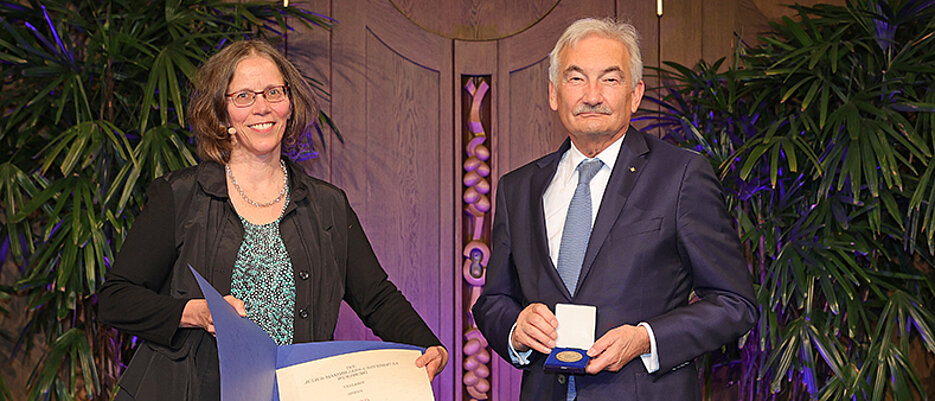 Georg Ertl wurde auf dem Stiftungsfest 2022 mit der Julius-Maximilians-Verdienstmedaille ausgezeichnet. Ihm gratulierte Vizepräsidentin Doris Fischer.