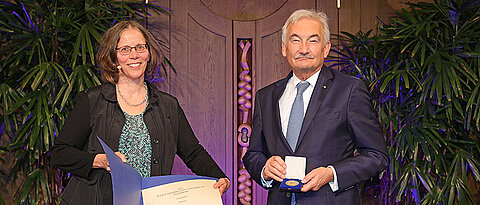 Georg Ertl wurde auf dem Stiftungsfest 2022 mit der Julius-Maximilians-Verdienstmedaille ausgezeichnet. Ihm gratulierte Vizepräsidentin Doris Fischer.