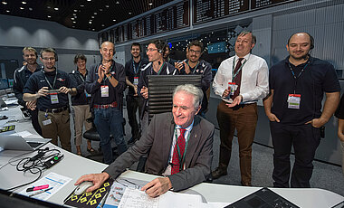 Paolo Ferri mit seinem Team nach der Rosetta-Landung im Kontrollzentrum der ESA in Darmstadt 